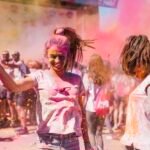 deux-jeunes-femmes-jouant-appreciant-couleurs-holi_23-2148129248